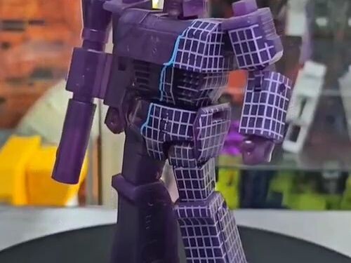 Model asing menggunakan mainan untuk mendemonstrasikan transformasi Megatron menjadi Galvatron