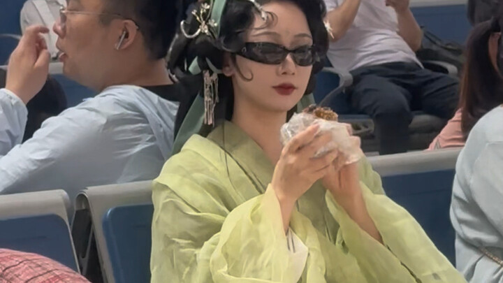 “Chị ơi, còn mười phút nữa em tới ga Hàng Châu Đông! Chị dừng xe lại đón em nhé!”