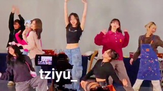 TWICE 230321 حفل توقيع الألبوم: أول أداء لـ SET ME FREE بالزي الخاص!