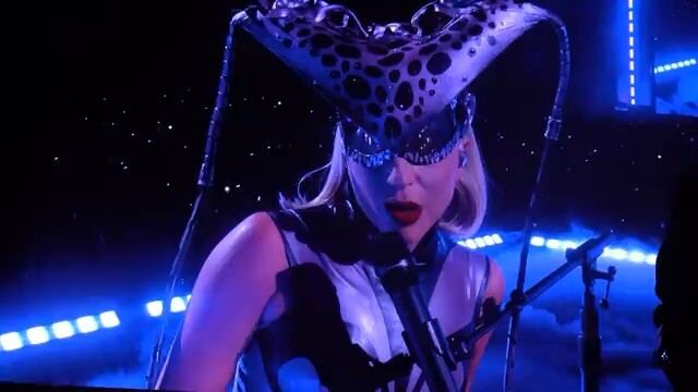 Lady Gaga Bikin Merinding! Live Always Remember Us This Way di Paris, Penonton Sampai Terdiam!