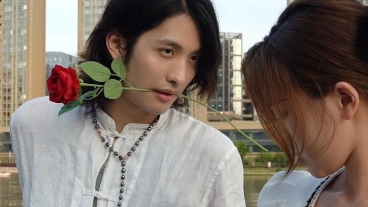 جمَع القمامة وعرض فنه.. مطاردة الحب ليست سهلة للرجل