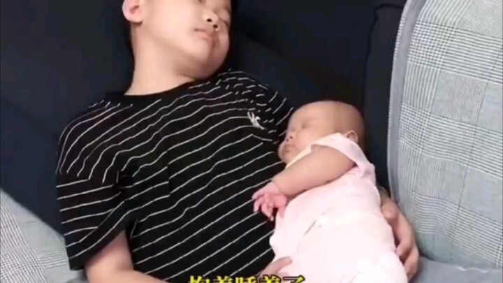 哥哥抱大的妹妹！抱着抱着就长大了