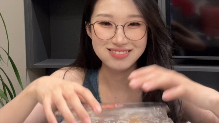 น้องสาวนักเรียนต่างชาติ สวัสดี นี่คือเค้กซอสเยอะๆ ที่เธออยากกิน