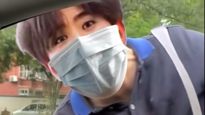 يا صغار الحاقدين، افتحوا الباب! هههه، أووووه!