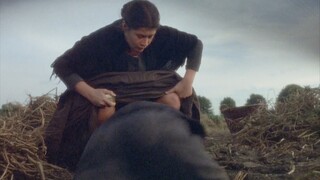 ومن أجل مساعدة الرجل، قامت المرأة بإخفائه تحت تنورتها.