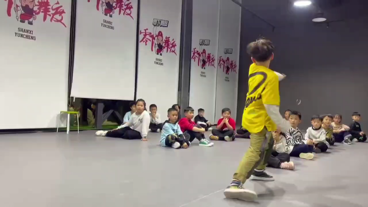 十年过后又是一个街舞圈locker狠人。