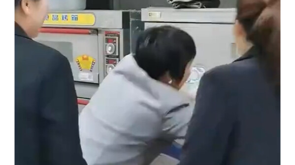 The auntie opened the steamer door.