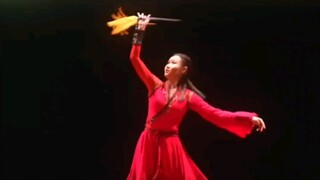 Chen Yining - dancing like clouds, sword like wind, all in the flowing air!