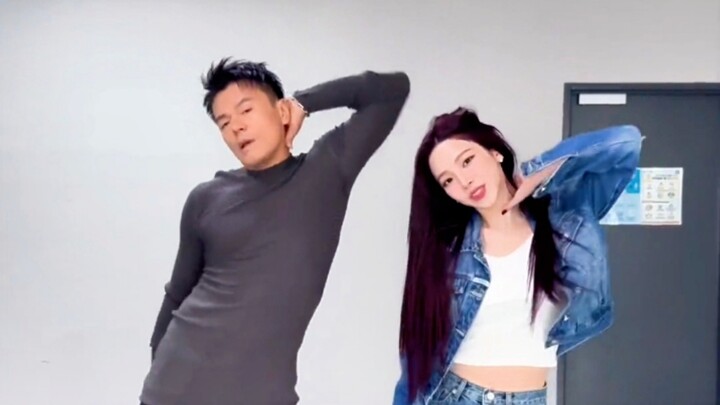 I think JYP waved and left at the end because he twisted his neck