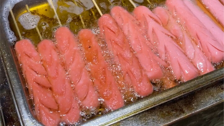 Sosis tepung di pinggir jalan memang juara! Rasa masa kecil yang bikin ketagihan—nggak bisa ditolak!