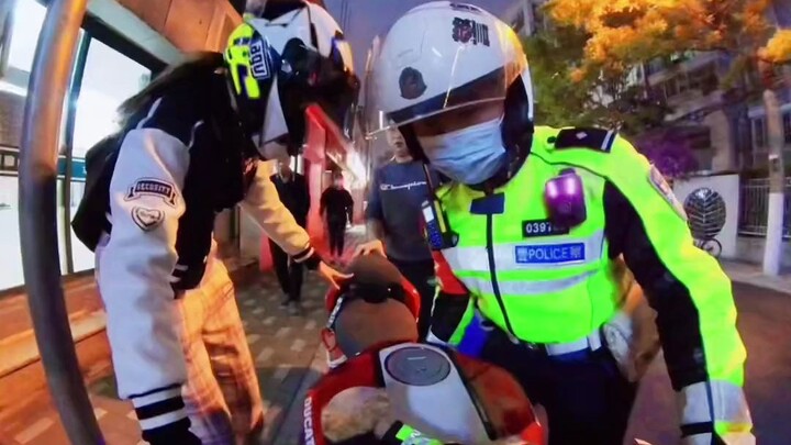 المواطنون وأخوتنا راكبي الدراجات النارية حماسهم مذهل حقًا! يوم دافئ ومؤثر للغاية! #الشرطة_المرورية_إ