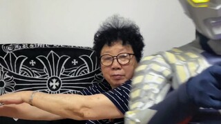 Saat aku cosplay di depan nenek