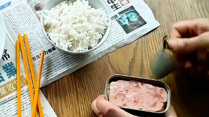 أكل المعلبات في الأفلام والمسلسلات: لحم دنغيوان المعلب مع اللحم البقري، والجنود يأكلون الخضروات المج