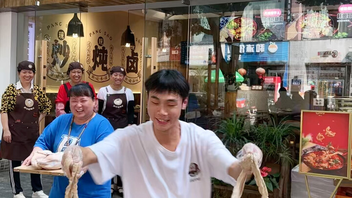 把阿姨扭开心了