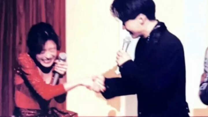 ภาพการแสดงร่วมกันของหลีหมิงและนากาโมริ อากินะในปี 1995 หลังพบกัน นากาโมริถึงกับเอ่ยปากว่า “หลีหมิงหล