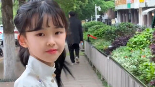 哈哈 出现在视频后面的这个小哥哥～当时侏罗纪的时候你们坐在我们前排。我买了那张照片～你要不要？ 我也找不到你😏。不知道你是否有缘刷到#刘格格