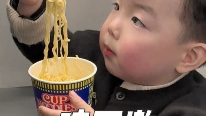 التقى بطفل في القطار السريع لا يثرثر ولا يزعج، بل يهتم فقط بتناول المعكرونة.