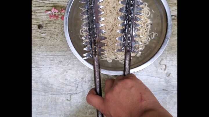 عيدان تناول الطعام الفائقة المقاومة للانزلاق! يا لها من عيدان فعلاً مقاومة للانزلاق!