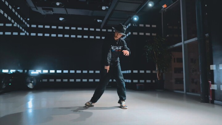 Saya menari mengikuti lagu "My Boo" milik Qian Ge menggunakan Popping!