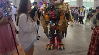 Đời sống|Cosplay|Digital monster ở triển lãm anime, rất khó di chuyển