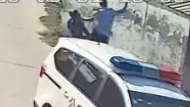 لقطات القبض على المجرمين من قبل الشرطة تشبه مشاهد الأفلام السينمائية: إجبار السيارة على التوقف، ركلة