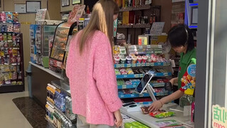 A foreign girl in Guangzhou says she lives in the future
