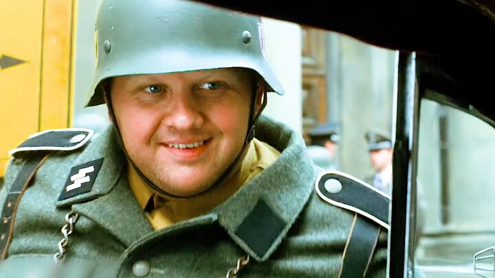 “A movie with too many iconic scenes—no real plot, just pure abstraction!”