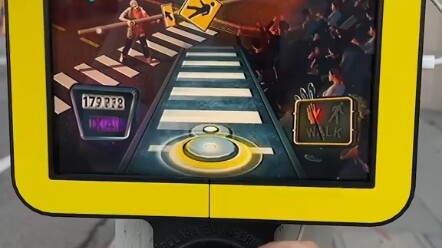 ถนนนี้ข้ามได้ไหมเนี่ย?! ฉันมีเรื่องด่วนนะ!