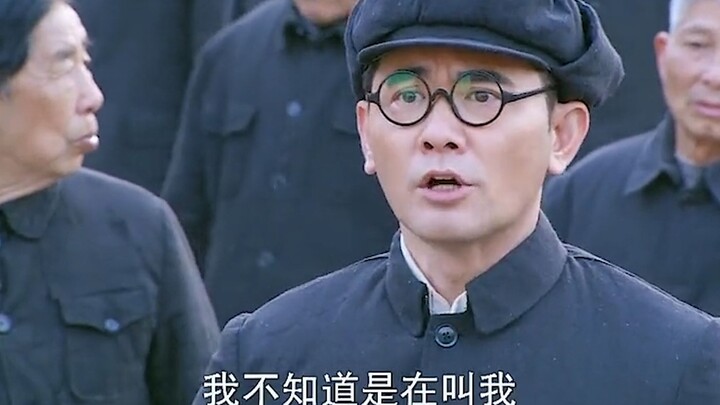 Phổ Nghi từ một vị hoàng đế bỗng chốc trở thành tù nhân lao động cải tạo; khi được gọi tên, ông thậm