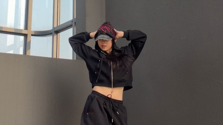 KIKI // Màn nhảy đầu năm mới “như Jennie” trên sân khấu MMA