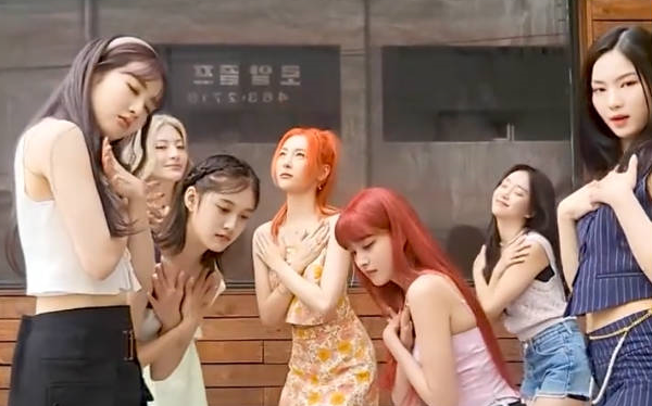 STAYC and senior Sunmi take on the HeartBurn challenge together!