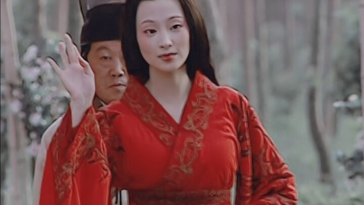 It doesn’t feel staged—it’s like she stepped straight out of an ancient painting.