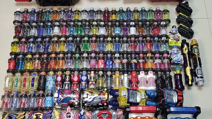 The real Bottle Boy! All the Kamen Rider Builds are collected!
