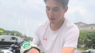 浙江男大白T爸爸骑车出去遛娃，没想到困了托着他的脸睡，任何时候都有爸爸的爱帮他托着。