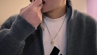 "الشقيقة اكتشفت أن زميلي في الغرفة يرتدي ملابس خفيفة جدًا"