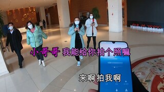 Cô gái trẻ: Em chụp ảnh anh được không anh bạn? Anh giao hàng: Thôi nào! Chụp cho anh một tấm với!!!