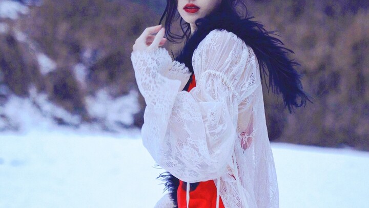 “Hukum ‘Maknyus’! Dulu aku pikir dia sok manis, tapi sekarang baru sadar dia benar-benar cantik dan 