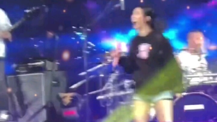 Saat melompat itu benar‑benar penuh aura masa muda #Jennie#Jisoo#blackpink#romantis