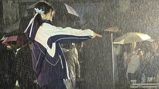 رقصت أغنية بيبيديبا في حفلة النار بالمدرسة تحت المطر