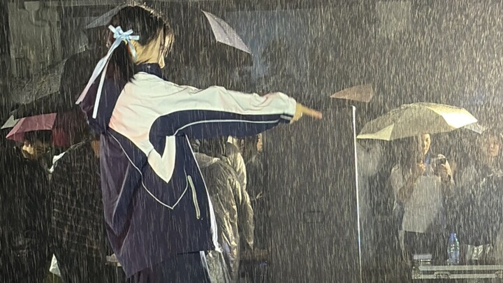 冒雨在学校篝火晚会跳了ビビデバ