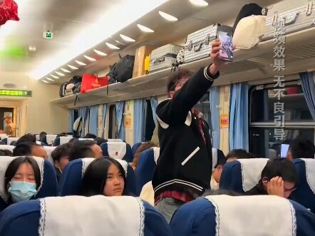 Pria melakukan pertunjukan sulap di kereta, netizen yang menonton merinding sampai bulu kuduk berdir