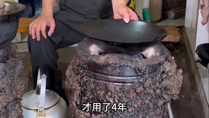 贵州大哥卖难民火锅，一个人50元，2个人70元，一锅一炒