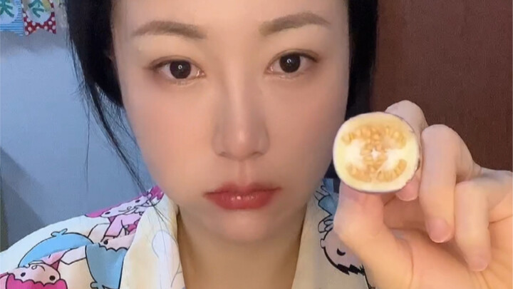 Bahkan sekali gigit terong pun bentuknya sudah mirip logo Chanel!