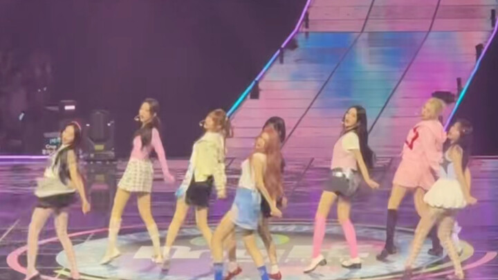 เกิร์ลกรุ๊ปเกาหลีวงแรกที่สมาชิกทุกคนไม่ต้องใส่ส้นสูง! ขาและแขนยาวทำให้ดูเพลินยิ่งขึ้น