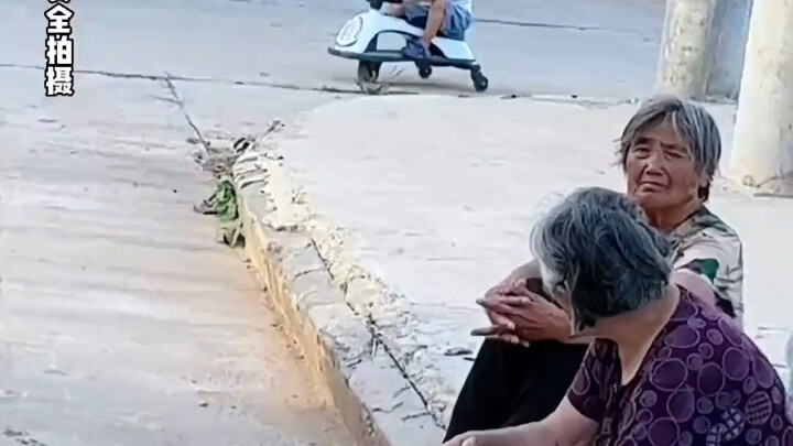 Đứa trẻ: Xem xe mới của cháu thế nào? Xem thằng cháu ngồi trong xe của tôi ra sao đi! (Nổ phèng phèn