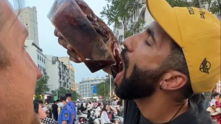 Peringatan: Air liur siap mengalir! Bebek tua berkuah gurih bikin orang asing tergoda sampai ngiler!