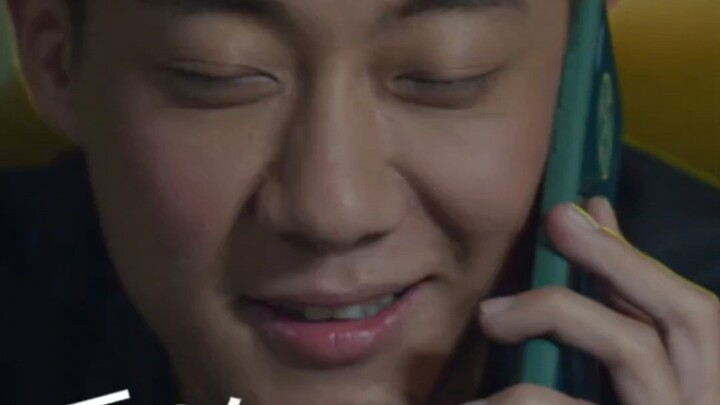 The drunk black guy is acting like a spoiled brat~Hey~what are you doing~The rough guy is shy
