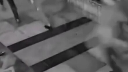 Pria yang merampok sambil bersepeda dikejar habis-habisan oleh para warga yang sedang makan malam. S