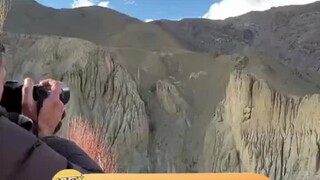 التقط المصور صورة لنمر الثلج وهو يصطاد فريسته، الأمر الذي كان صادمًا للغاية #雪豹#