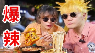 A guy with an afro eating spicy rice noodles on the street, and passersby ask: Are you a celebrity? 
